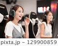 eスポーツの大会でゲームを楽しむ若い女性 129900859