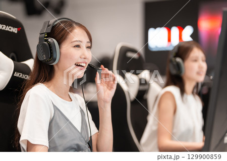 eスポーツの大会でゲームを楽しむ若い女性 129900859