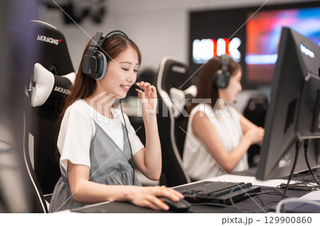 eスポーツの大会でゲームを楽しむ若い女性 eスポーツの大会でゲームを楽しむ若い女性 129900860