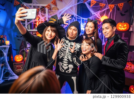 ハロウィン仮装で盛り上がる若者たちのパーティー 129900938
