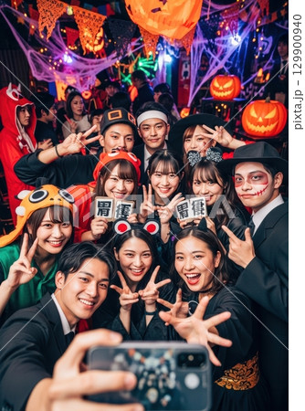 ハロウィン仮装で盛り上がる若者たちのパーティー ハロウィン仮装で盛り上がる若者たちのパーティー 129900940