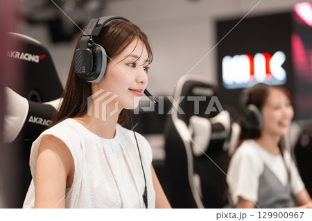 eスポーツの大会でゲームを楽しむ若い女性 eスポーツの大会でゲームを楽しむ若い女性 129900967