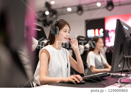 eスポーツの大会でゲームを楽しむ若い女性 eスポーツの大会でゲームを楽しむ若い女性 129900968
