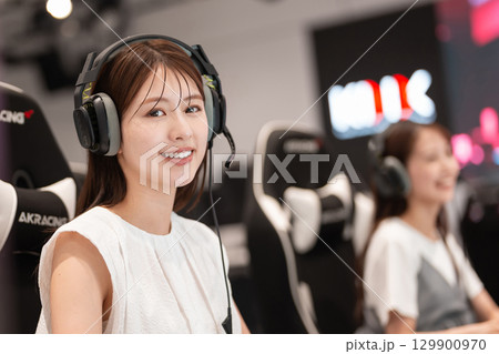 eスポーツの大会でゲームを楽しむ若い女性 eスポーツの大会でゲームを楽しむ若い女性 129900970