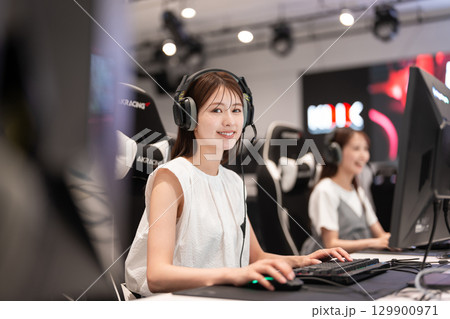 eスポーツの大会でゲームを楽しむ若い女性 129900971