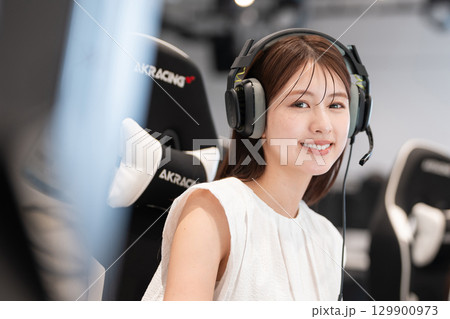eスポーツ ゲーム 若い女性 eスポーツ ゲーム 若い女性 129900973