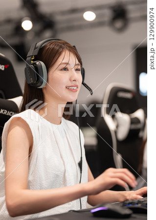 eスポーツ　ゲーム　若い女性 129900974