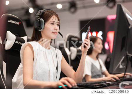 eスポーツ ゲーム 若い女性 eスポーツ ゲーム 若い女性 129900980