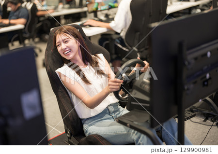 レースゲームを楽しむ若い女性 レースゲームを楽しむ若い女性 129900981