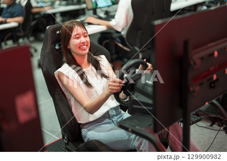 レースゲームを楽しむ若い女性 レースゲームを楽しむ若い女性 129900982