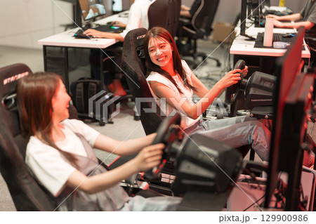 レースゲームを楽しむ若い女性 129900986