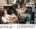 レースゲームを楽しむ若い女性 129900987