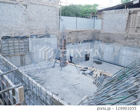 ウズベキスタンの街中で見かけた工事現場 ウズベキスタンの街中で見かけた工事現場 129901035