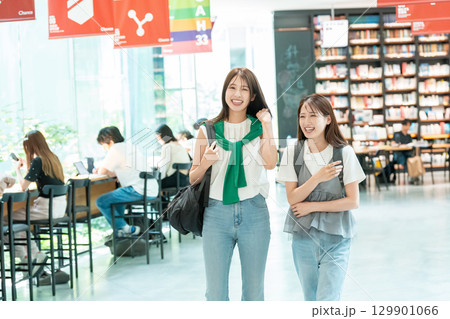 若い女性　大学生　ショッピング 129901066