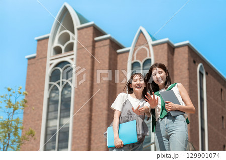 女子大生　キャンパス　大学生活 129901074