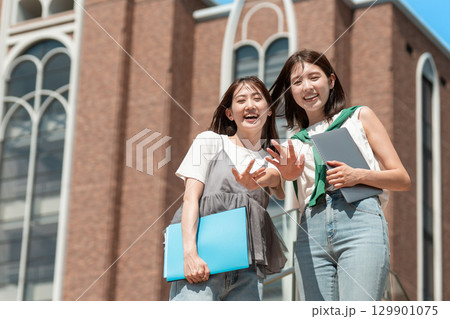 女子大生　キャンパス　大学生活 129901075