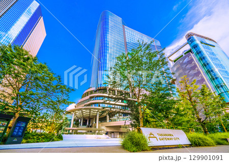 日本の東京都市景観 8月。猛烈な暑さ、発達した雲が高輪ゲートウェイシティ上空や奥に…＝21日 129901091