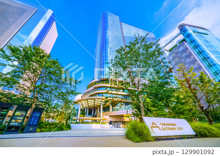 日本の東京都市景観 8月。猛烈な暑さ、発達した雲が高輪ゲートウェイシティ上空や奥に…＝21日 129901092