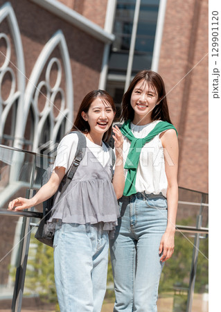 女子大生のポートレート　大学キャンパス 129901120