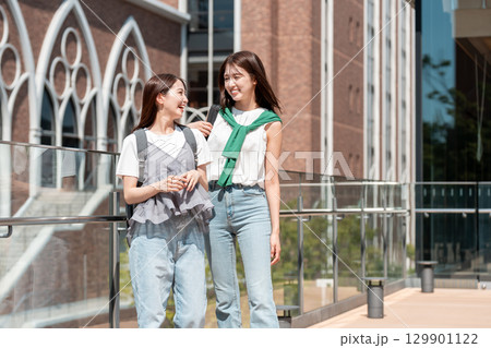 大学キャンパスを歩く女子大生 129901122