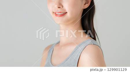 若い女性のスキンケアイメージ 129901129