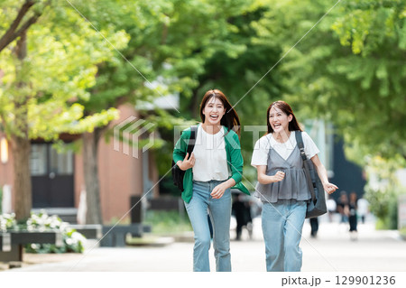 大学キャンパス　女子大生　走る 129901236