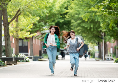 大学キャンパス　女子大生　走る 129901237