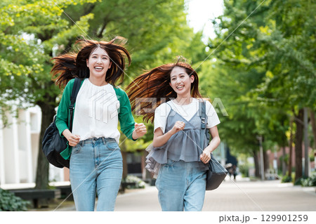 女子大生　キャンパスライフ　走る 129901259