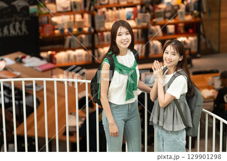 女子大生　図書館　キャンパス 129901298