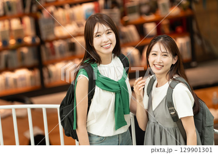 女子大生　図書館　キャンパス 129901301