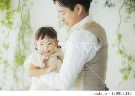 リビングのファミリー リビングのファミリー 129901330