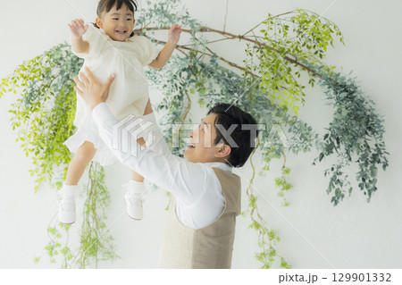 リビングのファミリー リビングのファミリー 129901332