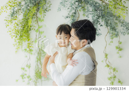 リビングのファミリー リビングのファミリー 129901334