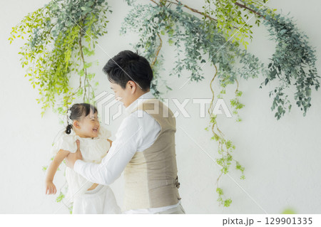 リビングのファミリー リビングのファミリー 129901335