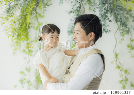 リビングのファミリー リビングのファミリー 129901337