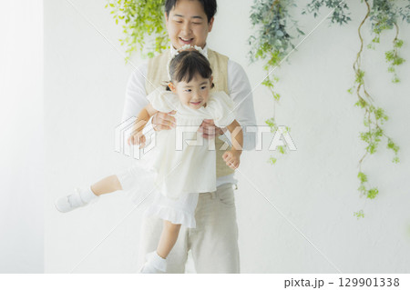 リビングのファミリー リビングのファミリー 129901338