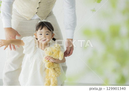 リビングのファミリー 129901340