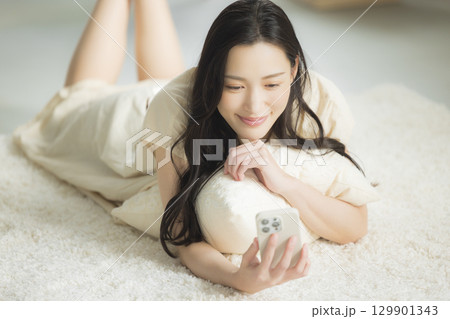 スマホを操作する若い女性 129901343