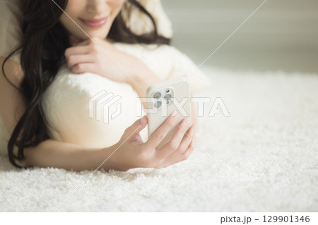 スマホを操作する若い女性 129901346