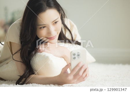 スマホを操作する若い女性 スマホを操作する若い女性 129901347
