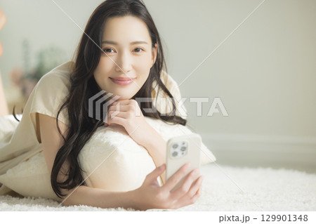 スマホを操作する若い女性 スマホを操作する若い女性 129901348