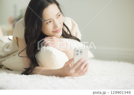 スマホを操作する若い女性 129901349