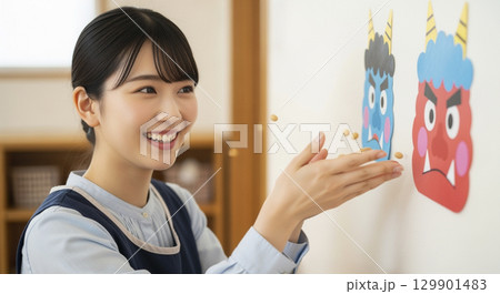 保育士と園児たちが節分を楽しむ 129901483