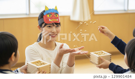 保育士と園児たちが節分を楽しむ 129901484