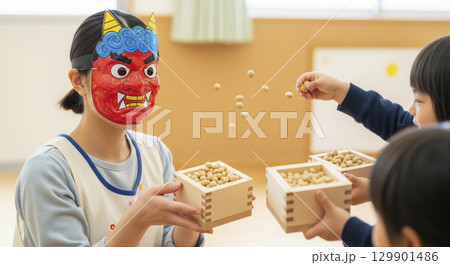 保育士と園児たちが節分を楽しむ 129901486