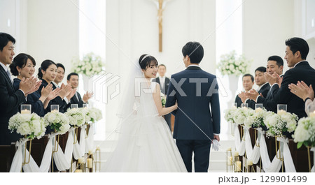 結婚式　チャペルと新郎新婦 129901499
