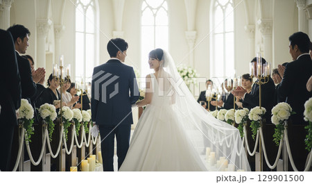 結婚式　チャペルと新郎新婦 129901500