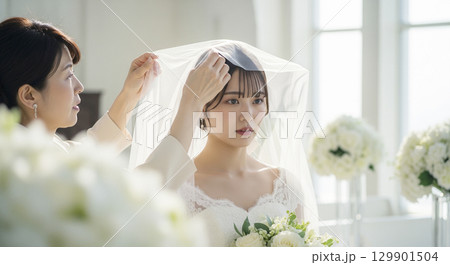 チャペルで結婚式　新婦のベールダウン 129901504