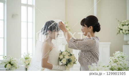 チャペルで結婚式　新婦のベールダウン 129901505