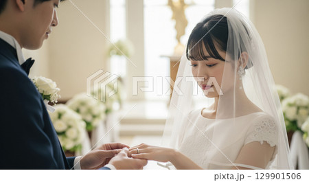 チャペルで結婚式　新郎新婦の指輪交換 129901506